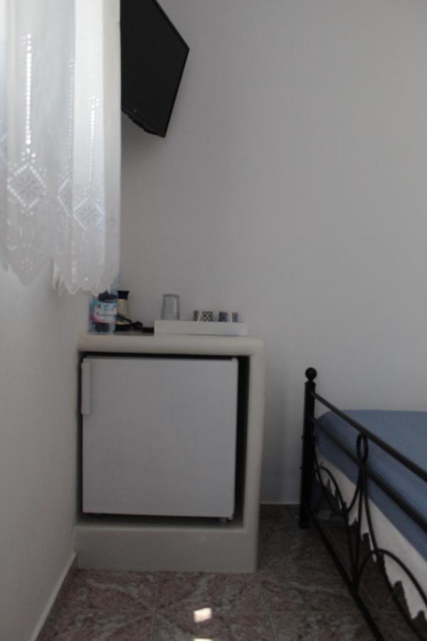 Meltemi Rooms And Studios 아나피 외부 사진