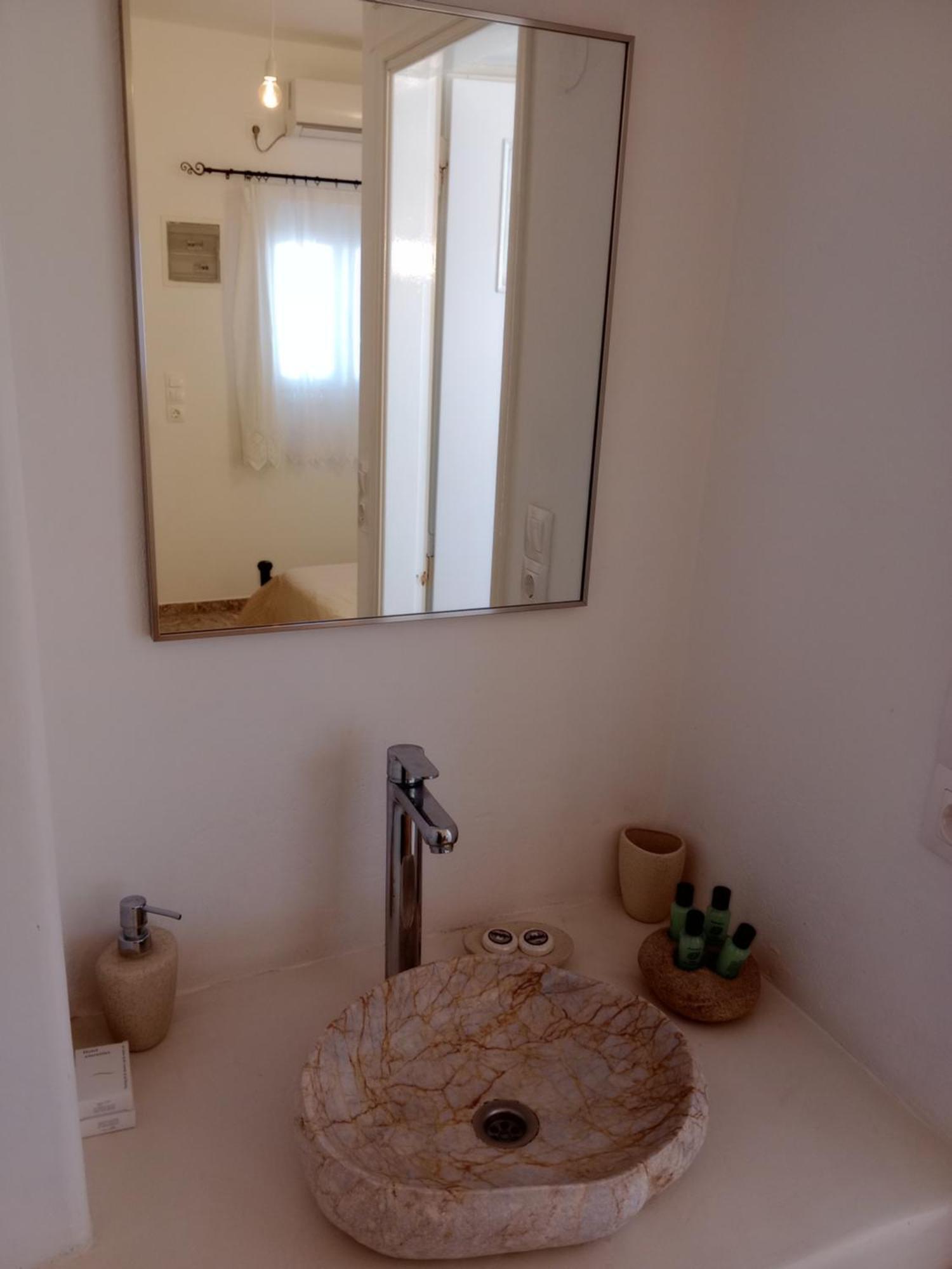 Meltemi Rooms And Studios 아나피 외부 사진